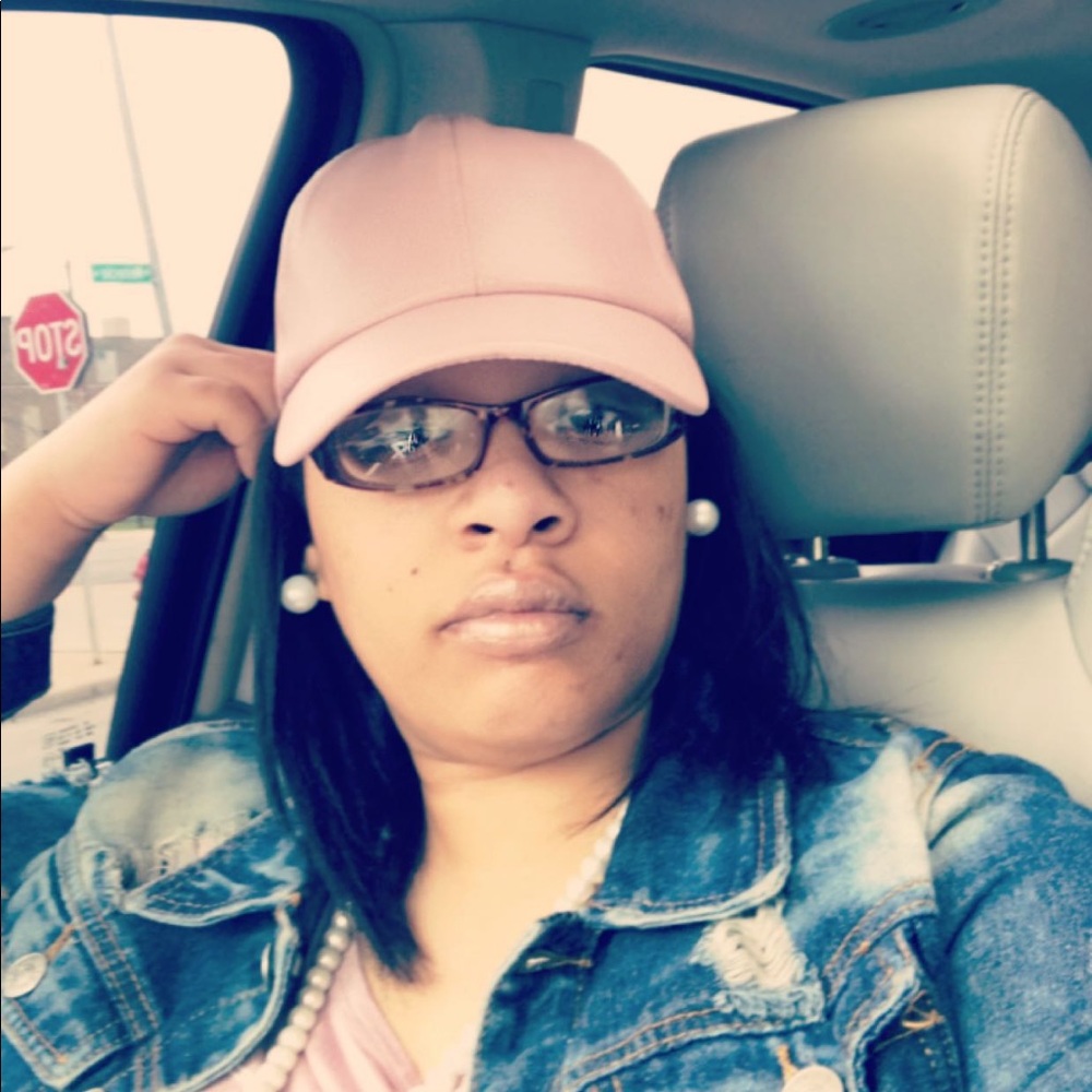 Meet your Posher, Dominiqie